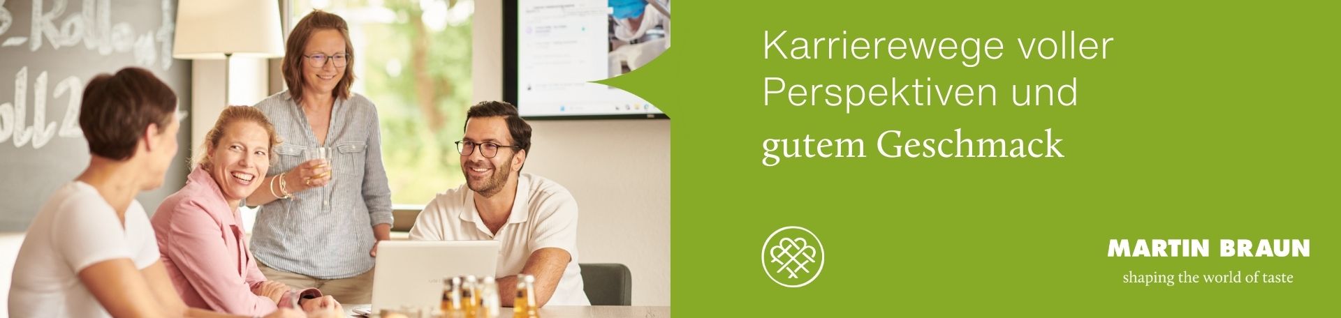 Vier Kollegen bei einer Besprechung im Büro, Martin Braun Logo mit Slogan "Karrierewege voller Perspektiven und gutem Geschmack"