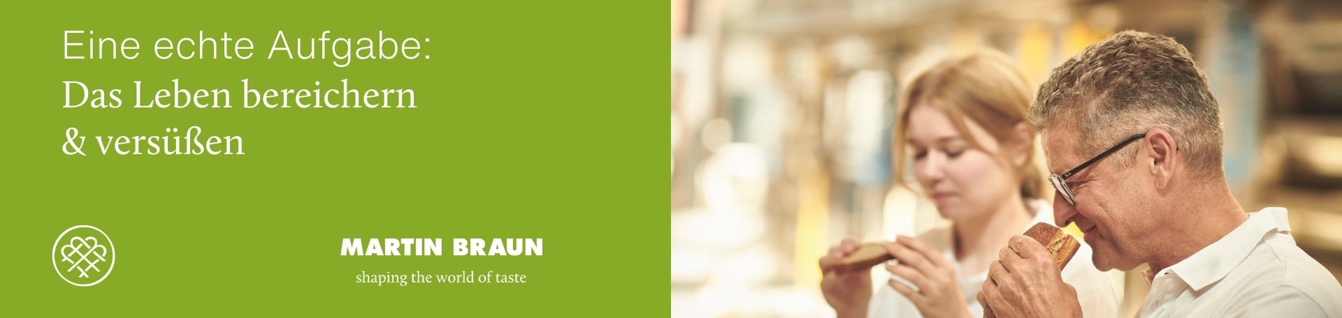 Bäcker prüft Qualität von Backwaren, Martin Braun Logo mit Slogan "Eine echte Aufgabe: Das Leben bereichern & versüßen"